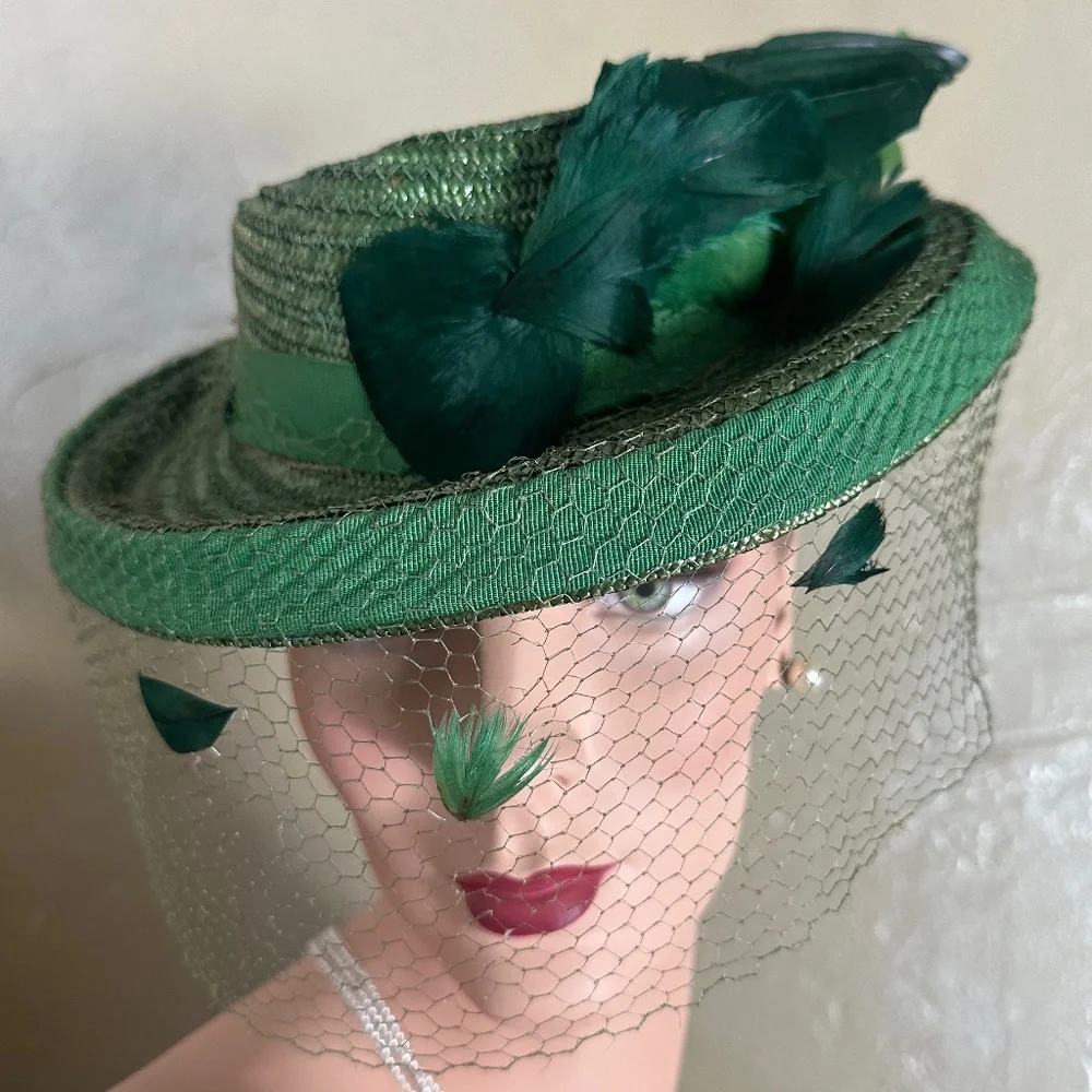 BREATHTAKING 1930s' GREEN STRAW TILT HAT - TWO-TONE FEATHER "WING" + VEIL - Picture 2 of 11